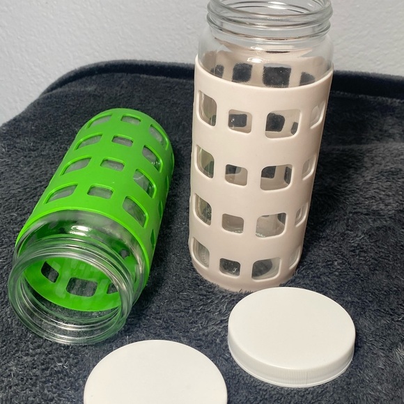 Glass Water Bottles with Silicone Sleeves - Green and Cream - Picture 5 of 8